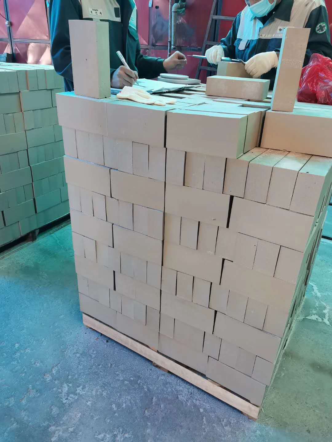 65厚耐酸磚今年處于一直是缺貨狀態(tài)，而且價格高，那么為什么會出現(xiàn)這種情況